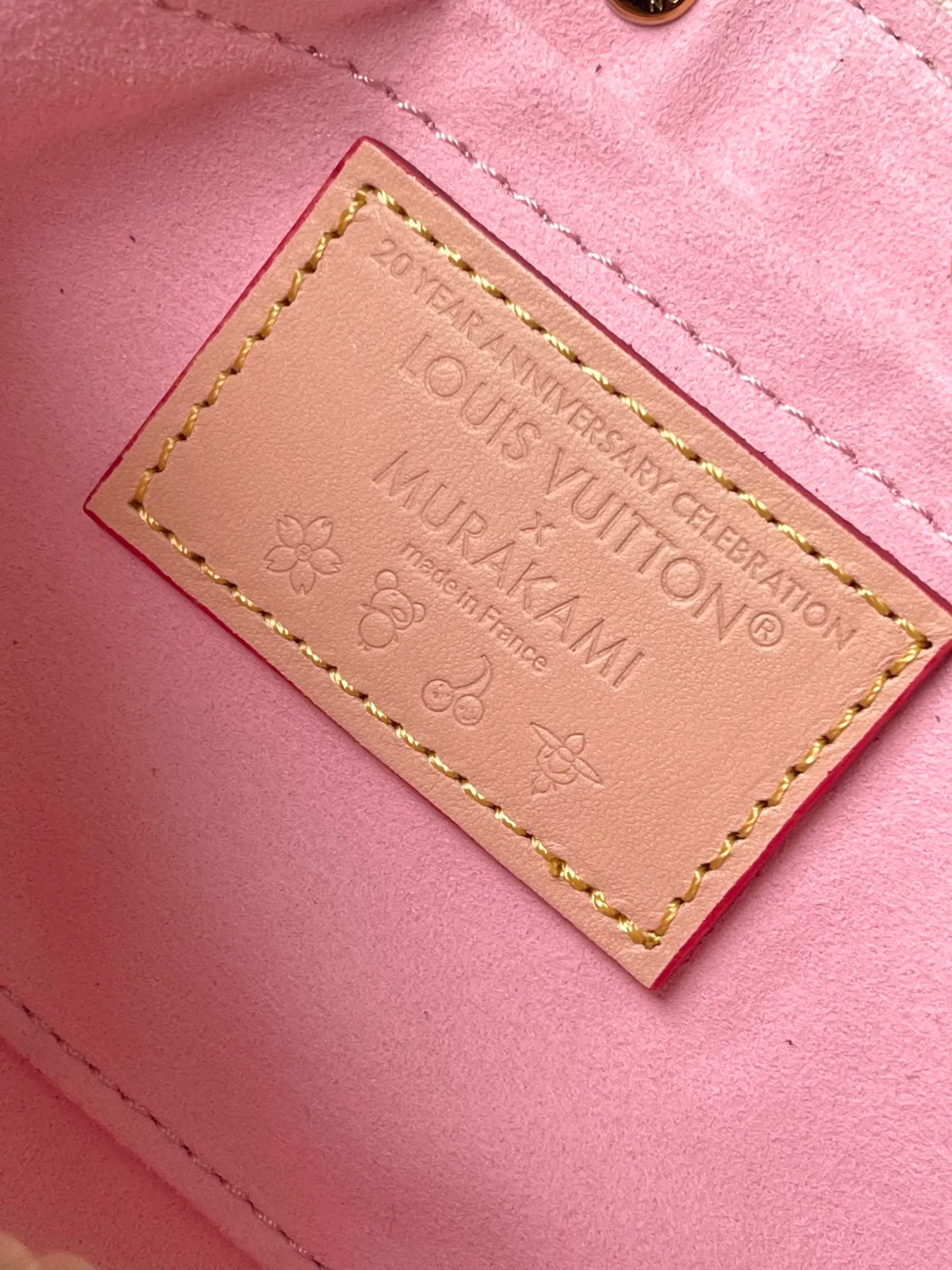 💰980 Top Original Order M13666 This Pochette Accessoires handbag is made of classic Monogram canvas with the bright Cherry Blossom pattern written by Takashi Murakami, which expresses the distinctive elements of the Louis Vuitton×Takashi Murakami replica series in a playful style. A leather bow and LV-engraved padlock accentuate the upper edge, while dazzling studs and a detachable chain add a touch of uninhibited style. Dimensions: 22 × 13 × 4 cm