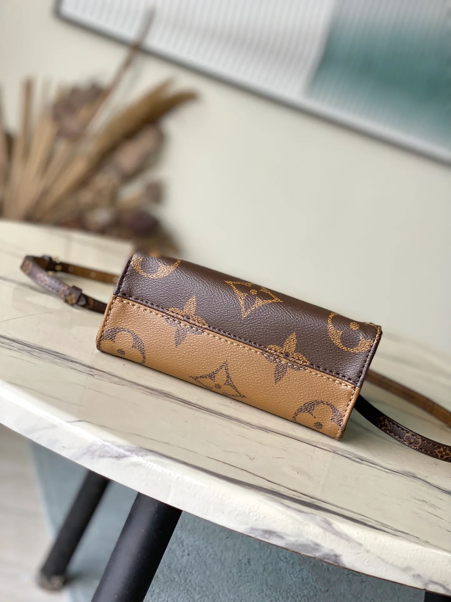 💰840 Top Original Order M46839 This OnTheGo tote bag is made of Monogram cloth to condense the original design, and the leather handle and handle fixings are integrated into Monogram Reverse canvas. There's plenty of space to store your phone, and the detachable and adjustable shoulder strap adds carrying options. Dimensions: 18 × 15 × 8.5 cm