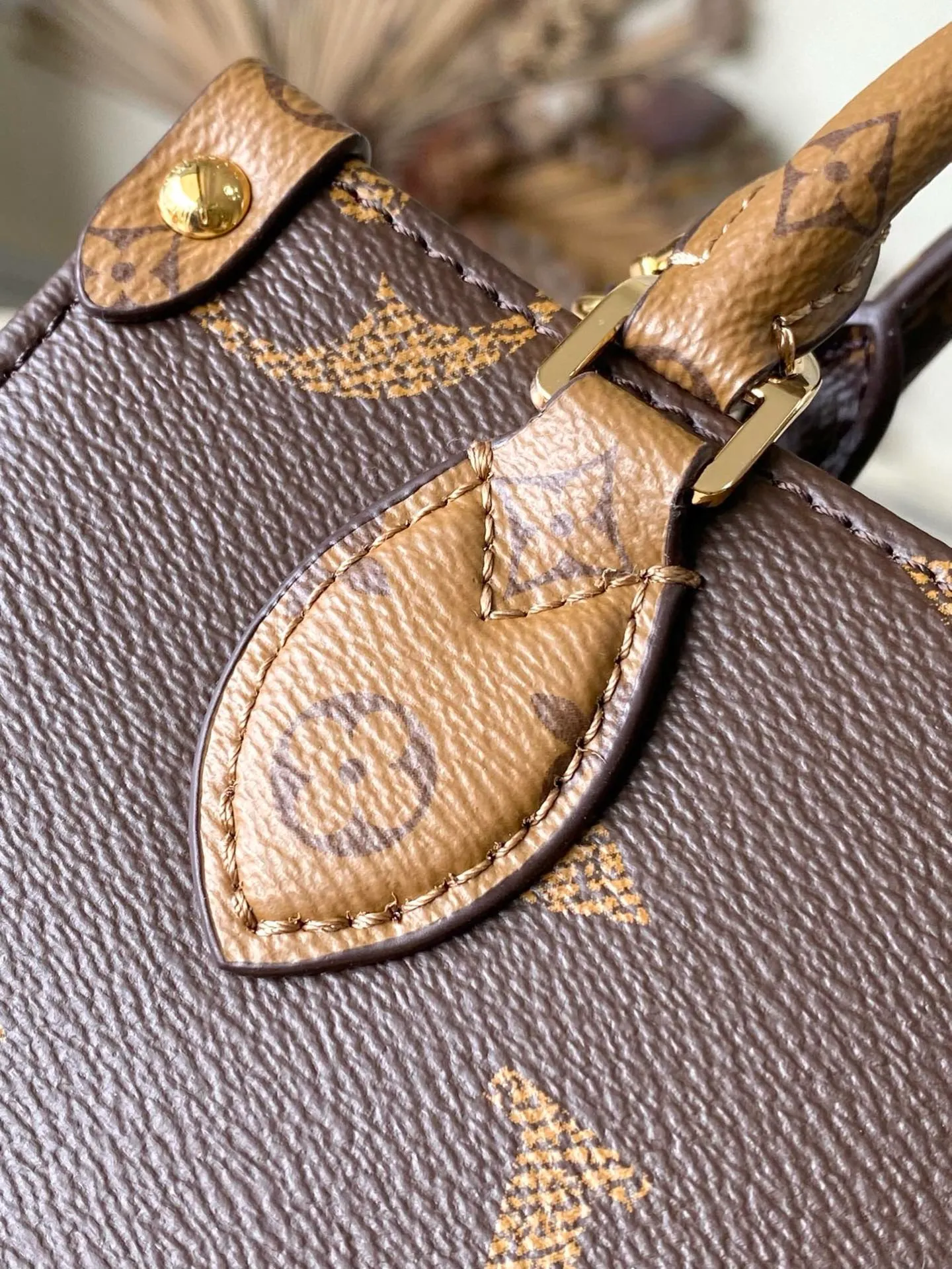 💰840 Top Original Order M46839 This OnTheGo tote bag is made of Monogram cloth to condense the original design, and the leather handle and handle fixings are integrated into Monogram Reverse canvas. There's plenty of space to store your phone, and the detachable and adjustable shoulder strap adds carrying options. Dimensions: 18 × 15 × 8.5 cm