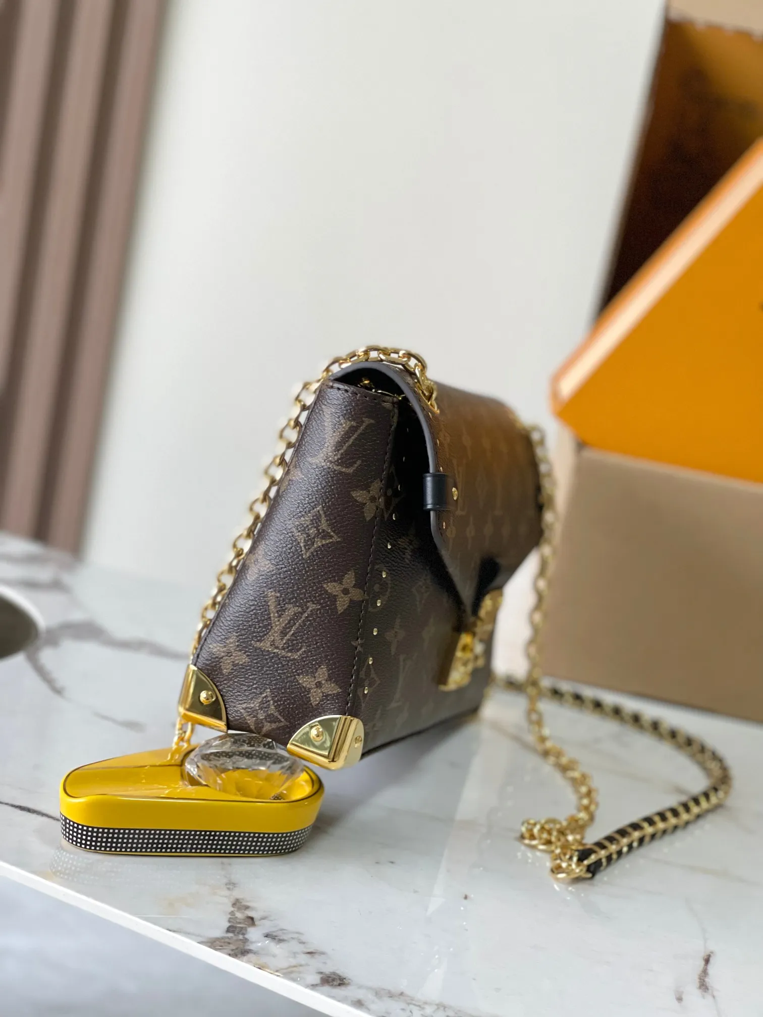 p1540 [Special grade MB original leather] This Trunkie handbag Model: M14526 Presbyopia 163C chip version Material: Grade A all-steel hardware, imported original fabric Packing: Full set of original duty-free MB packaging Dimensions: 16 x 8 x 27 cm