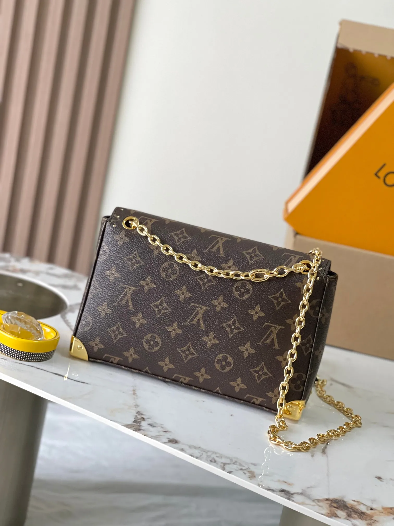 p1540 [Special grade MB original leather] This Trunkie handbag Model: M14526 Presbyopia 163C chip version Material: Grade A all-steel hardware, imported original fabric Packing: Full set of original duty-free MB packaging Dimensions: 16 x 8 x 27 cm
