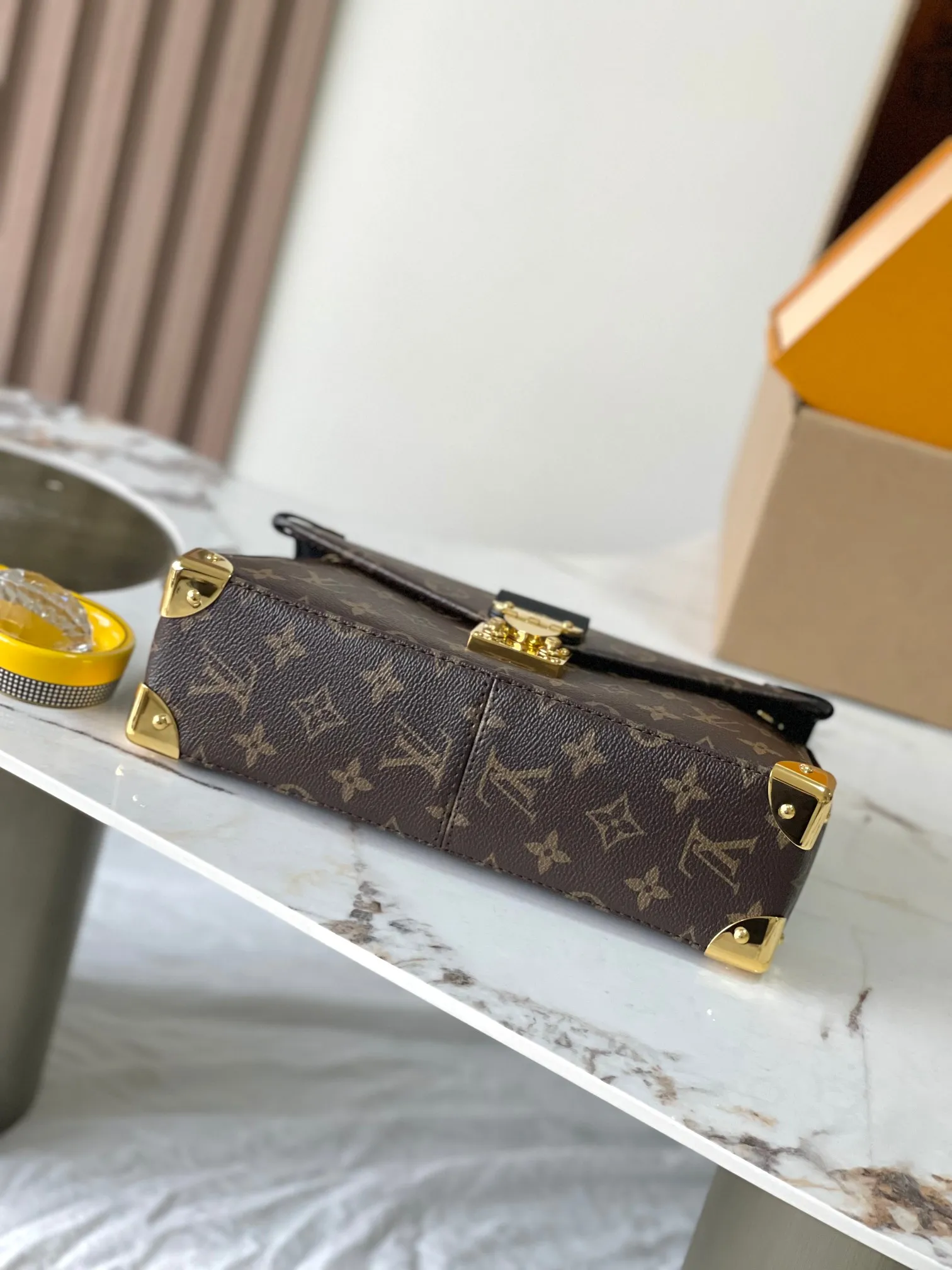 p1540 [Special grade MB original leather] This Trunkie handbag Model: M14526 Presbyopia 163C chip version Material: Grade A all-steel hardware, imported original fabric Packing: Full set of original duty-free MB packaging Dimensions: 16 x 8 x 27 cm
