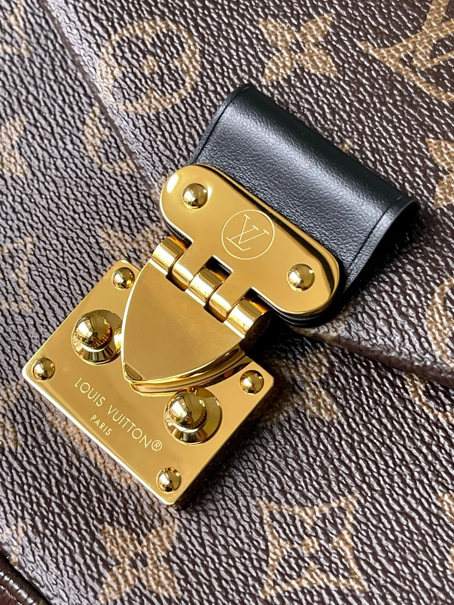 p1540 [Special grade MB original leather] This Trunkie handbag Model: M14526 Presbyopia 163C chip version Material: Grade A all-steel hardware, imported original fabric Packing: Full set of original duty-free MB packaging Dimensions: 16 x 8 x 27 cm