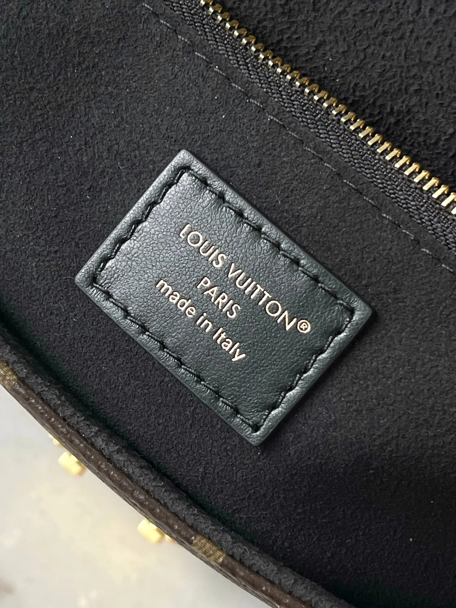 p1540 [Special grade MB original leather] This Trunkie handbag Model: M14526 Presbyopia 163C chip version Material: Grade A all-steel hardware, imported original fabric Packing: Full set of original duty-free MB packaging Dimensions: 16 x 8 x 27 cm