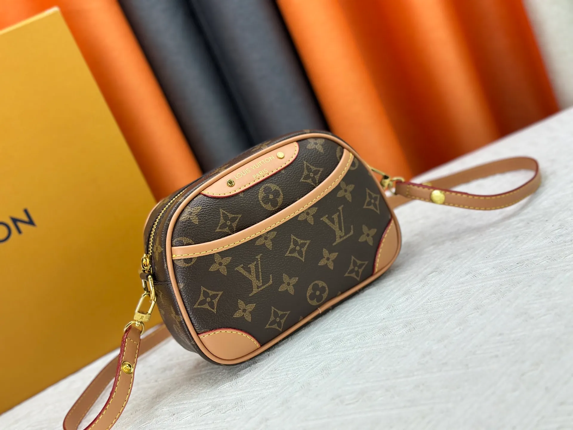 P220 Upgraded original M25518 M26509 This TINY CAMERA BAG handbag comes from the Monogram Empreinte Ys series. It is made of elegant cow leather decorated with dazzling metal parts, making it an everyday choice suitable for both day and night. The front patch pocket makes it easy to access credit cards or transportation cards, and the adjustable shoulder strap allows for a variety of carrying methods. Dimensions: 13 x 6 x 19 cm. (height x width x length)