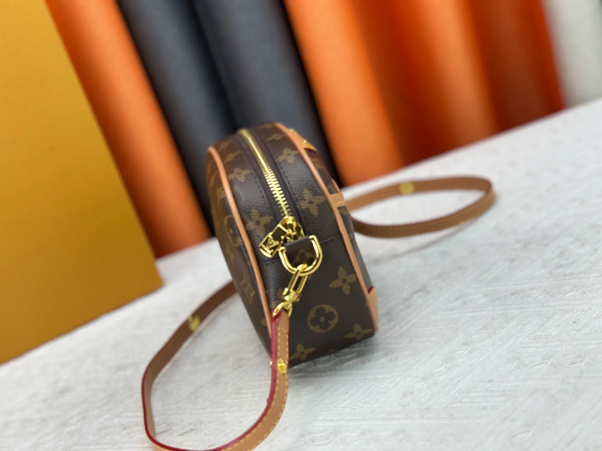 P220 Upgraded original M25518 M26509 This TINY CAMERA BAG handbag comes from the Monogram Empreinte Ys series. It is made of elegant cow leather decorated with dazzling metal parts, making it an everyday choice suitable for both day and night. The front patch pocket makes it easy to access credit cards or transportation cards, and the adjustable shoulder strap allows for a variety of carrying methods. Dimensions: 13 x 6 x 19 cm. (height x width x length)