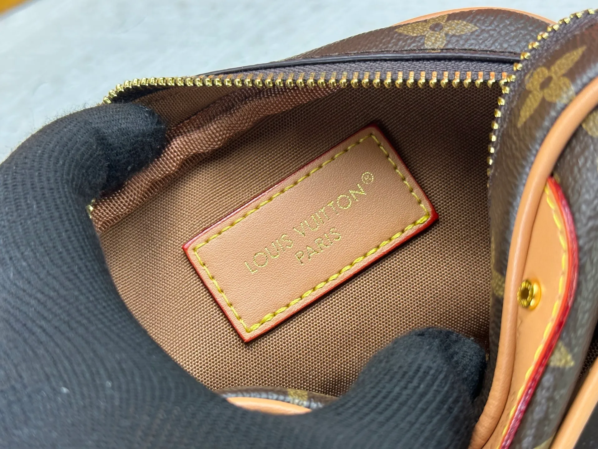 P220 Upgraded original M25518 M26509 This TINY CAMERA BAG handbag comes from the Monogram Empreinte Ys series. It is made of elegant cow leather decorated with dazzling metal parts, making it an everyday choice suitable for both day and night. The front patch pocket makes it easy to access credit cards or transportation cards, and the adjustable shoulder strap allows for a variety of carrying methods. Dimensions: 13 x 6 x 19 cm. (height x width x length)