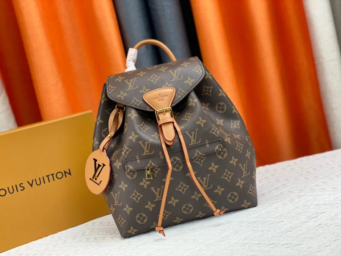 P220 M45501M45410M45205MM45397-The Montsouris backpack, which came out in 1994, is this time covered in Monogram Empreinte embossed leather, embellished with vintage metal buckles and LV charms. The zippered outer pocket allows for easy access, and the adjustable shoulder strap provides a comfortable shoulder carrying experience. Detailed features 27.5 x 33.0 x 14.0 cm (L x H x W) Embossed cowhide Leather trim Microfiber lining Metal hardware Leather carrying handle Adjustable leather shoulder strap Magnetic closure with drawstring Removable leather LV charm Zippered outer pocket Open inner pocket Handle: single handle
