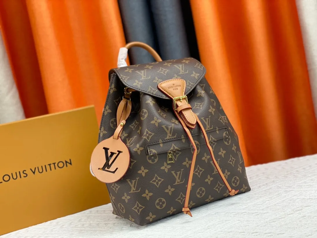 P220 M45501M45410M45205MM45397-The Montsouris backpack, which came out in 1994, is this time covered in Monogram Empreinte embossed leather, embellished with vintage metal buckles and LV charms. The zippered outer pocket allows for easy access, and the adjustable shoulder strap provides a comfortable shoulder carrying experience. Detailed features 27.5 x 33.0 x 14.0 cm (L x H x W) Embossed cowhide Leather trim Microfiber lining Metal hardware Leather carrying handle Adjustable leather shoulder strap Magnetic closure with drawstring Removable leather LV charm Zippered outer pocket Open inner pocket Handle: single handle