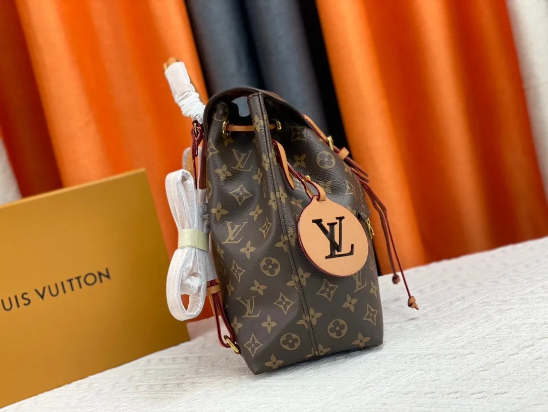 P220 M45501M45410M45205MM45397-The Montsouris backpack, which came out in 1994, is this time covered in Monogram Empreinte embossed leather, embellished with vintage metal buckles and LV charms. The zippered outer pocket allows for easy access, and the adjustable shoulder strap provides a comfortable shoulder carrying experience. Detailed features 27.5 x 33.0 x 14.0 cm (L x H x W) Embossed cowhide Leather trim Microfiber lining Metal hardware Leather carrying handle Adjustable leather shoulder strap Magnetic closure with drawstring Removable leather LV charm Zippered outer pocket Open inner pocket Handle: single handle