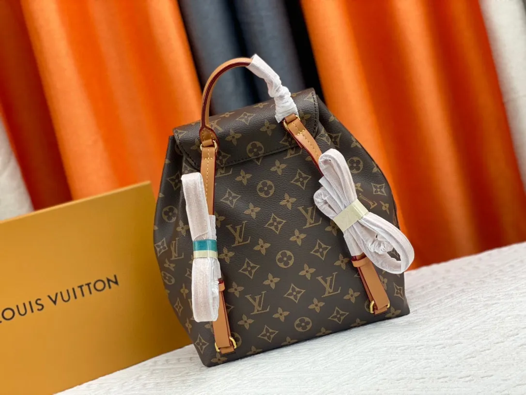 P220 M45501M45410M45205MM45397-The Montsouris backpack, which came out in 1994, is this time covered in Monogram Empreinte embossed leather, embellished with vintage metal buckles and LV charms. The zippered outer pocket allows for easy access, and the adjustable shoulder strap provides a comfortable shoulder carrying experience. Detailed features 27.5 x 33.0 x 14.0 cm (L x H x W) Embossed cowhide Leather trim Microfiber lining Metal hardware Leather carrying handle Adjustable leather shoulder strap Magnetic closure with drawstring Removable leather LV charm Zippered outer pocket Open inner pocket Handle: single handle