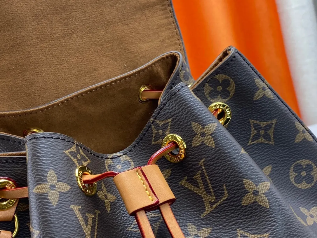 P220 M45501M45410M45205MM45397-The Montsouris backpack, which came out in 1994, is this time covered in Monogram Empreinte embossed leather, embellished with vintage metal buckles and LV charms. The zippered outer pocket allows for easy access, and the adjustable shoulder strap provides a comfortable shoulder carrying experience. Detailed features 27.5 x 33.0 x 14.0 cm (L x H x W) Embossed cowhide Leather trim Microfiber lining Metal hardware Leather carrying handle Adjustable leather shoulder strap Magnetic closure with drawstring Removable leather LV charm Zippered outer pocket Open inner pocket Handle: single handle