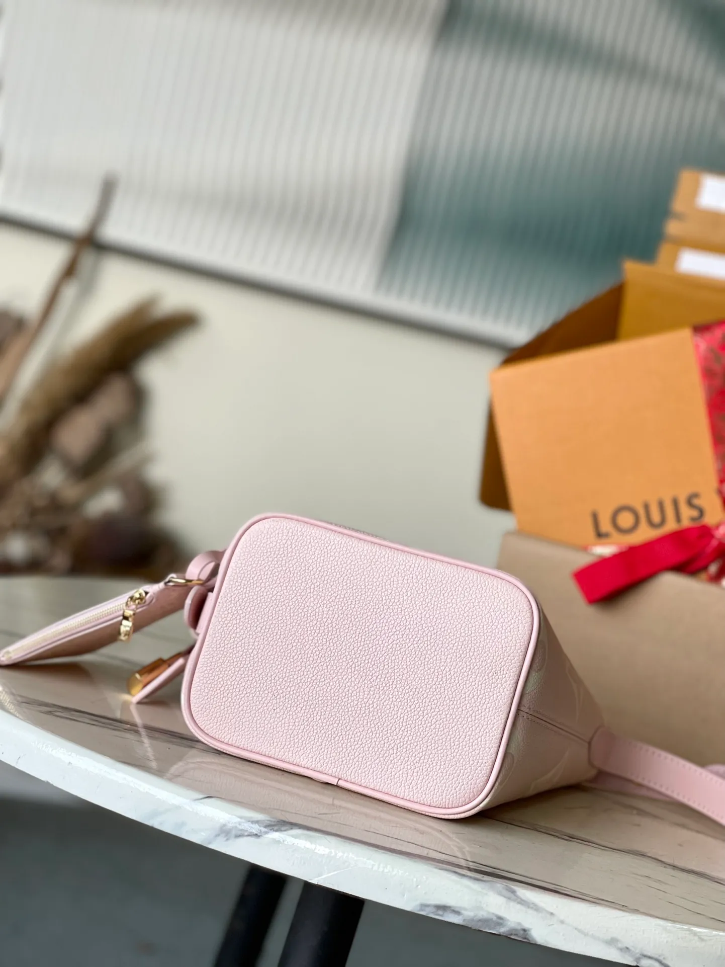 💰980 (top layer leather) top original order M13453 pink This AlInBB handbag integrates modern design concepts into elegant silhouette and ample space. Monogram Empreinte leather craftsmanship creates a simple bucket bag structure, the iconic nameplate and metal padlock highlight the exquisite details, and the adjustable handle pays homage to the brand's trunk-making heritage. Dimensions: 16 × 18 × 12 cm
