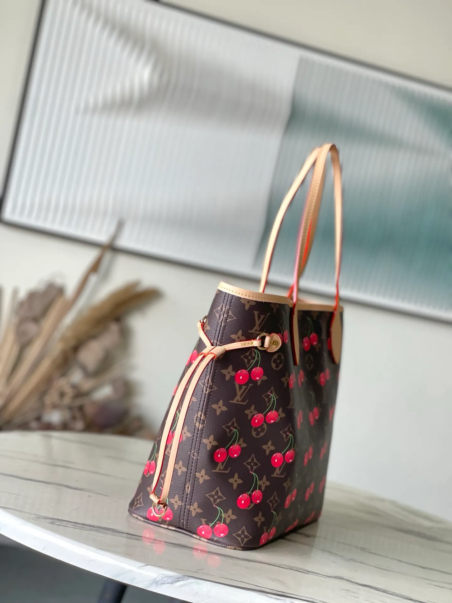 💰940 Top Original Order M13263 This medium-sized Neverfull handbag reinterprets the cheerful elements of the Louis Vuitton Cow leather trim completes the classic style. Dimensions: 31 × 28 × 14 cm