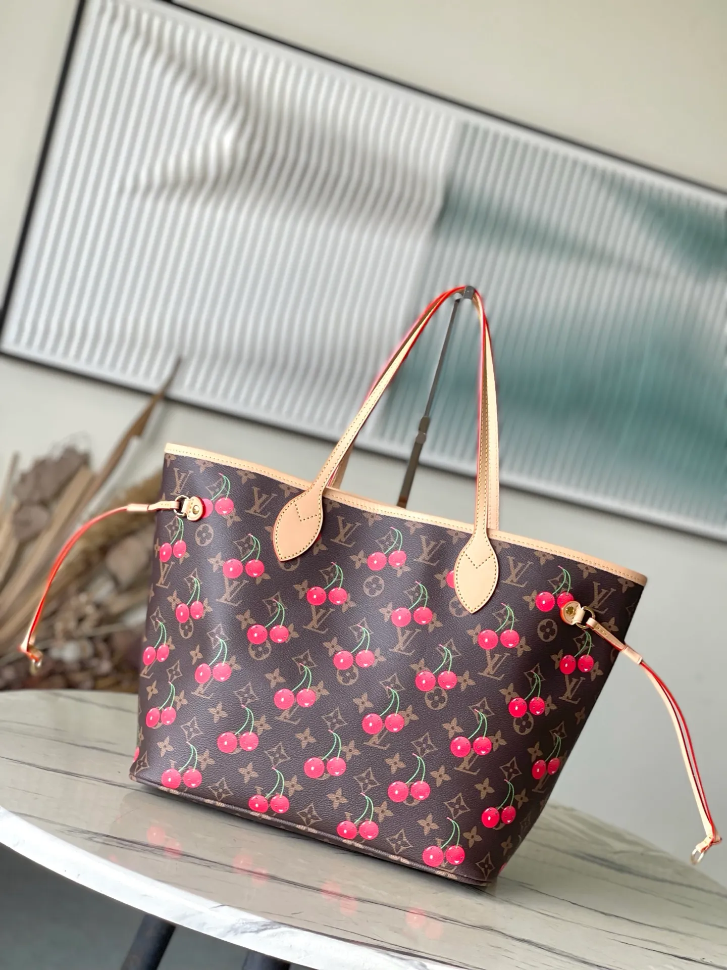 💰940 Top Original Order M13263 This medium-sized Neverfull handbag reinterprets the cheerful elements of the Louis Vuitton Cow leather trim completes the classic style. Dimensions: 31 × 28 × 14 cm