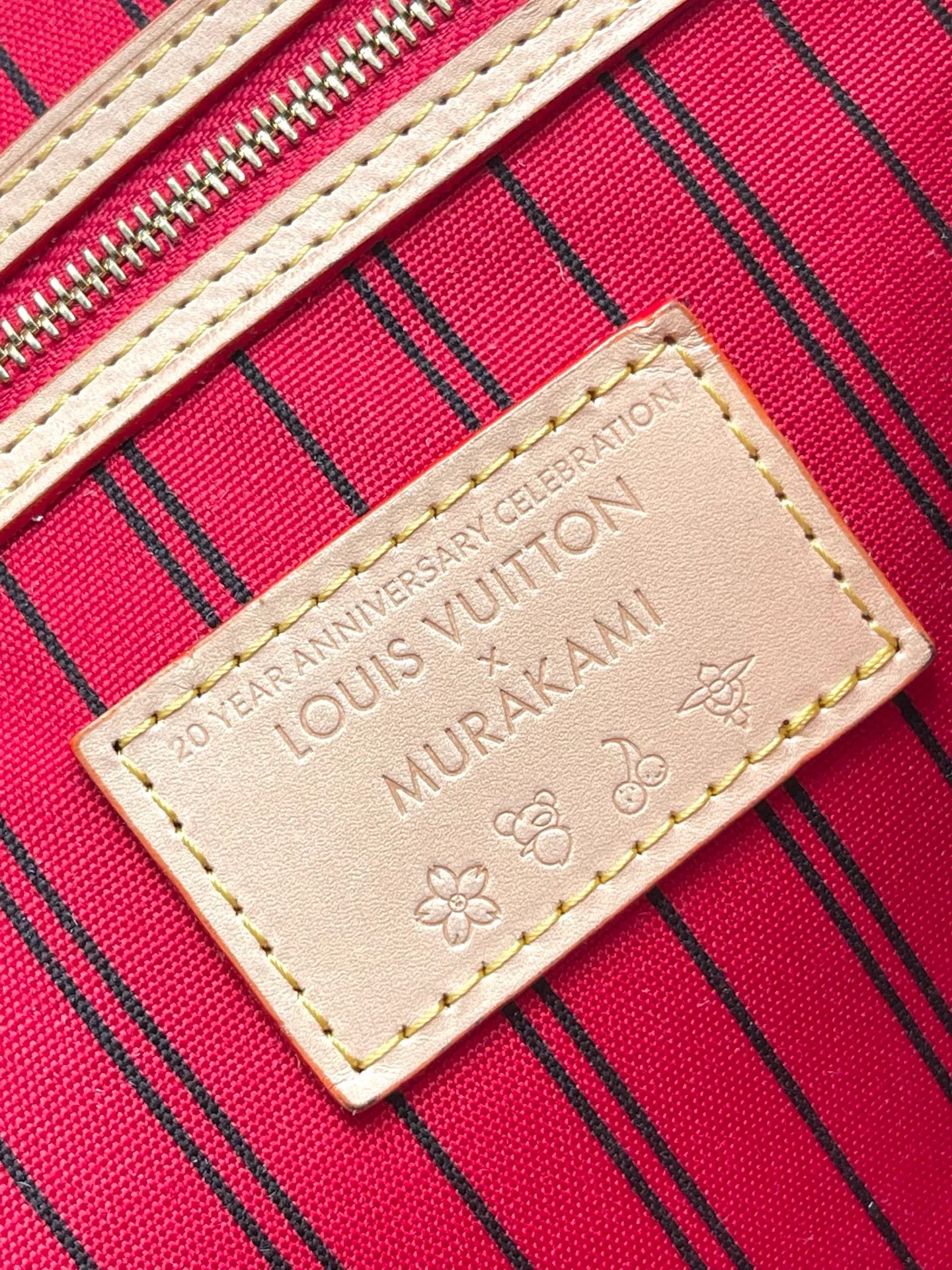 💰940 Top Original Order M13263 This medium-sized Neverfull handbag reinterprets the cheerful elements of the Louis Vuitton Cow leather trim completes the classic style. Dimensions: 31 × 28 × 14 cm
