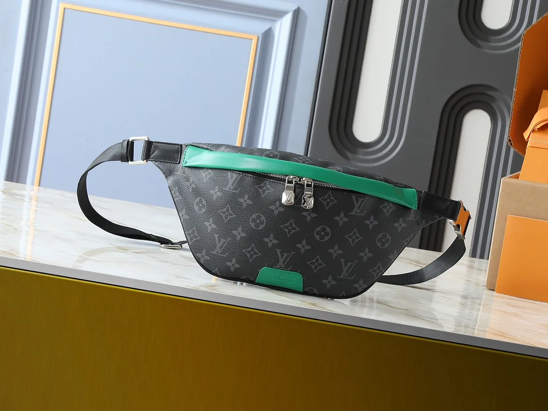 💰220💰Upgraded from the original M25924 M44336 M40187 M44388 M46035 M46036 M46108 M43644 This Discovery waist bag is made of Monogram Eclipse canvas, combining casual fashion and modern functionality. The shape is ergonomic and equipped with an adjustable strap, which can be worn around the waist, carried on the shoulder or hung casually on the chest. Zippered pockets on the front and back provide easy access to your phone, cards and keys. Dimensions: 44 x 15 x 9