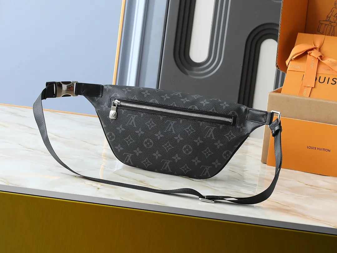 💰220💰Upgraded from the original M25924 M44336 M40187 M44388 M46035 M46036 M46108 M43644 This Discovery waist bag is made of Monogram Eclipse canvas, combining casual fashion and modern functionality. The shape is ergonomic and equipped with an adjustable strap, which can be worn around the waist, carried on the shoulder or hung casually on the chest. Zippered pockets on the front and back provide easy access to your phone, cards and keys. Dimensions: 44 x 15 x 9