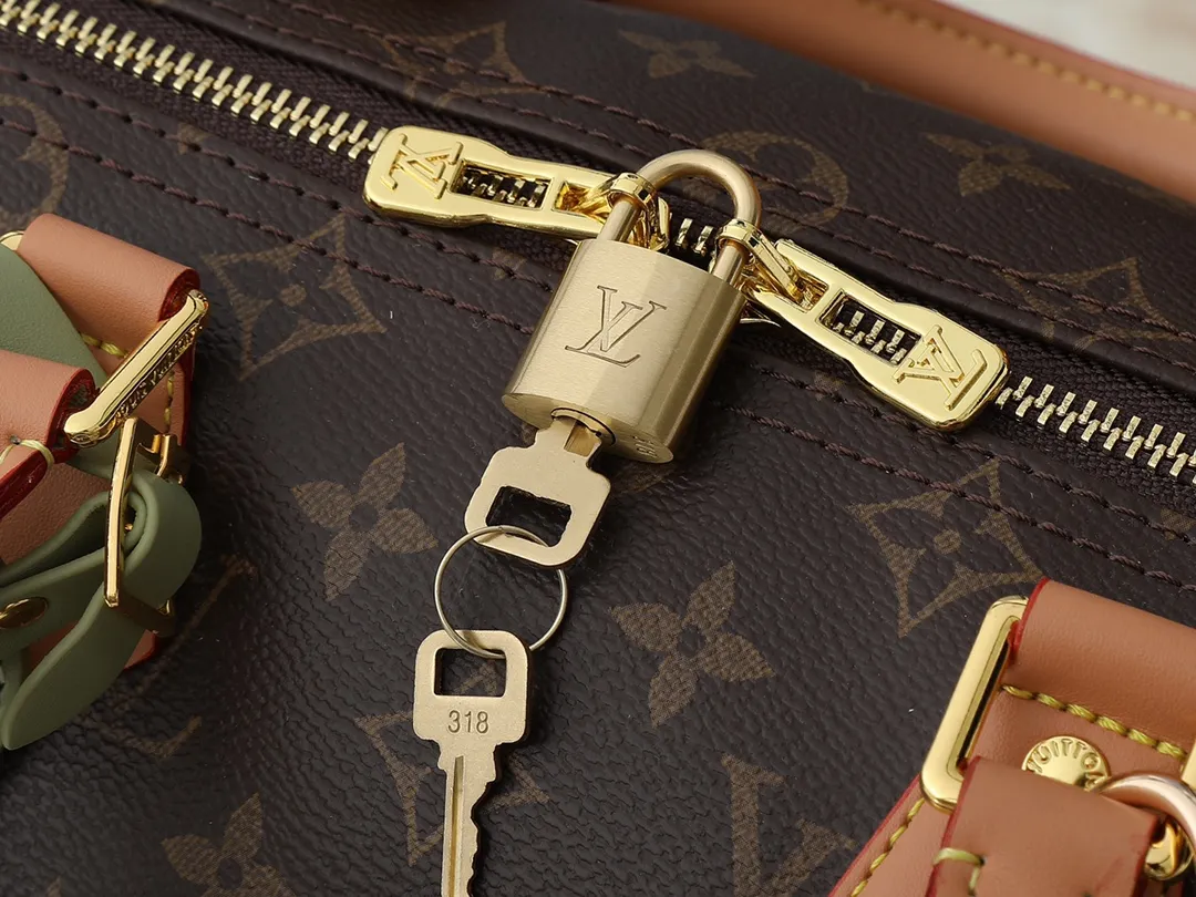 💰260💰Upgraded from the original M15107 M12803 M11945 M12243 M87212 M40391 Speedy Soft 30 Boho handbag is made of classic Monogram coated canvas, with leather lining and zipper inner pocket to inject color contrast. Ostrich leather trim and beaded chains bring the visual focus, while the key holder and address plate are thoughtful details, and the Toron handle allows for a variety of carrying options. Dimensions: 30.0 x 21.0 x 17.0 cm (length x height x width)