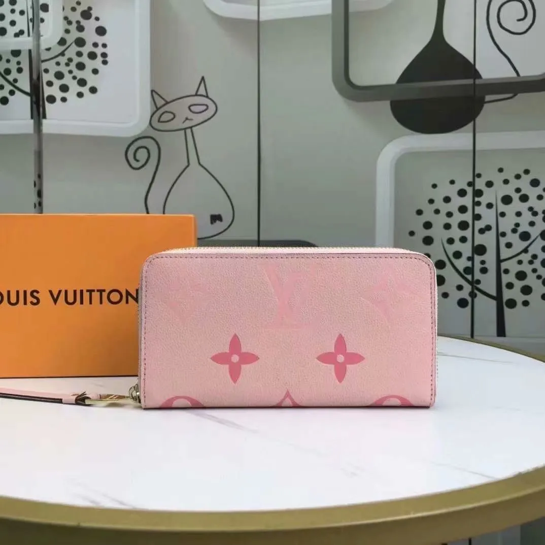 P140, 80402 Actual photo By The Pool series zipper wallet is made of Monogram Empreinte leather, reinterpreting Louis Vuitton's classic zipper wallet, embellished with a low-key gradient Monogram embossed pattern. The 2021 summer collection includes accessories, leather goods and fashion. This special edition wallet is loved for its stylish, practical and all-in-one design. 19.5 x 10.5 x 2.5 cm