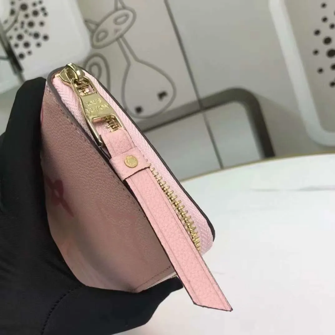 P140, 80402 Actual photo By The Pool series zipper wallet is made of Monogram Empreinte leather, reinterpreting Louis Vuitton's classic zipper wallet, embellished with a low-key gradient Monogram embossed pattern. The 2021 summer collection includes accessories, leather goods and fashion. This special edition wallet is loved for its stylish, practical and all-in-one design. 19.5 x 10.5 x 2.5 cm