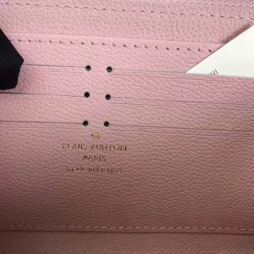 P140, 80402 Actual photo By The Pool series zipper wallet is made of Monogram Empreinte leather, reinterpreting Louis Vuitton's classic zipper wallet, embellished with a low-key gradient Monogram embossed pattern. The 2021 summer collection includes accessories, leather goods and fashion. This special edition wallet is loved for its stylish, practical and all-in-one design. 19.5 x 10.5 x 2.5 cm