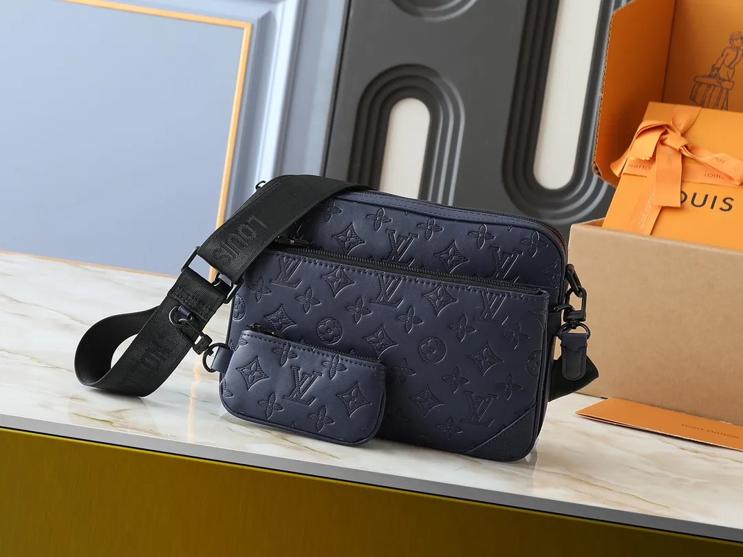 💰260💰Upgraded original M14785 M14781 M14069 M11648 M11645 M24754 M46603 M46602 M46604 M69443 This Trio messenger bag is made of Monogram Made of embossed cow leather, the zippered front pocket and the small coin purse on the shoulder strap are removable, enriching the functional design with the main compartment. The removable and adjustable jacquard fabric shoulder strap is marked with the brand's logo for comfortable shoulder and cross-body wear. Size: 25×18.5×7cm