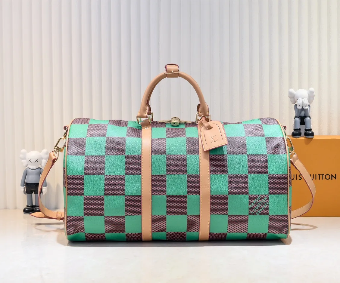 Batch 440💰🔥M40667 M41416 This Keepall Bandoulière 50 travel bag is made of Damier Golf coated canvas, showing freshness and vitality with the bright tones of the golf course. Cow leather shapes the side straps and top handle, the latter embellished with Louis Vuitton floral embellishments, and the removable and adjustable leather shoulder strap allows for comfortable shoulder wear. Size: 50x29x23cm