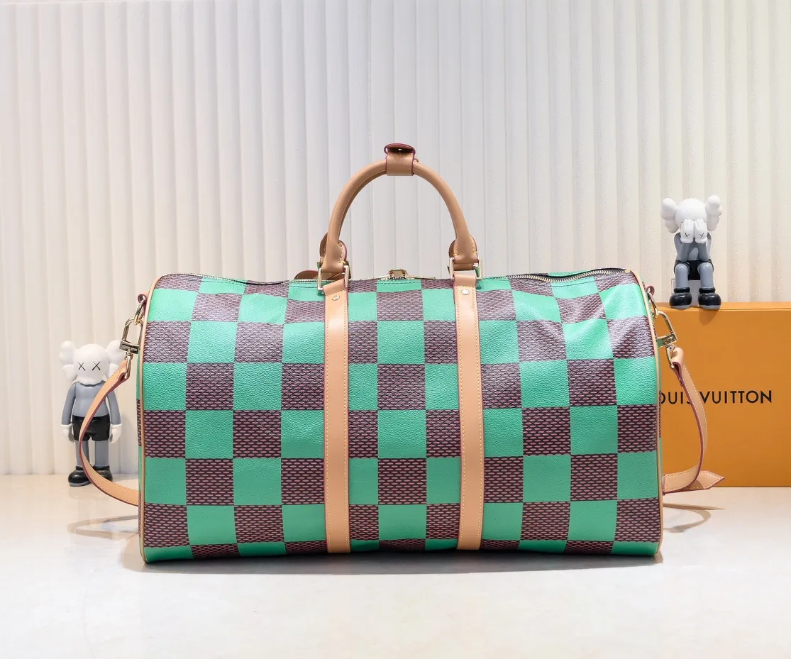 Batch 440💰🔥M40667 M41416 This Keepall Bandoulière 50 travel bag is made of Damier Golf coated canvas, showing freshness and vitality with the bright tones of the golf course. Cow leather shapes the side straps and top handle, the latter embellished with Louis Vuitton floral embellishments, and the removable and adjustable leather shoulder strap allows for comfortable shoulder wear. Size: 50x29x23cm