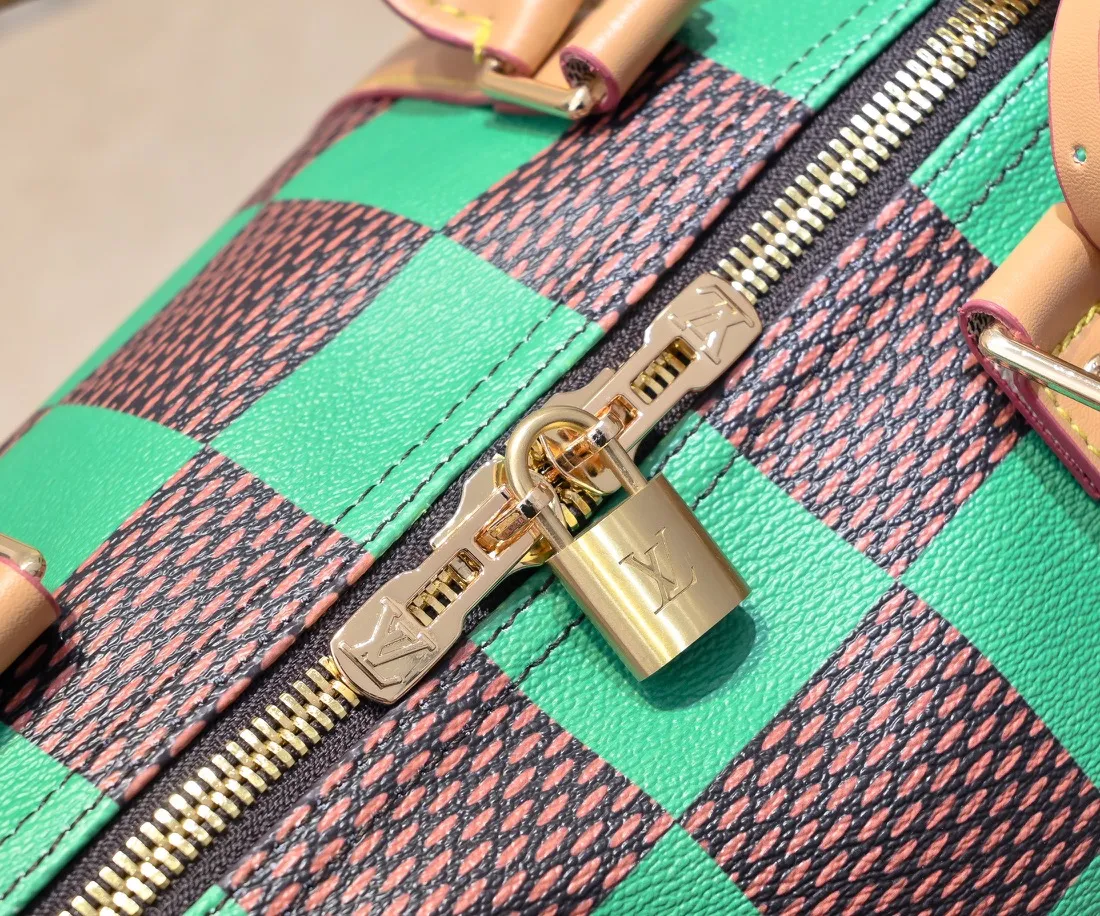 Batch 440💰🔥M40667 M41416 This Keepall Bandoulière 50 travel bag is made of Damier Golf coated canvas, showing freshness and vitality with the bright tones of the golf course. Cow leather shapes the side straps and top handle, the latter embellished with Louis Vuitton floral embellishments, and the removable and adjustable leather shoulder strap allows for comfortable shoulder wear. Size: 50x29x23cm