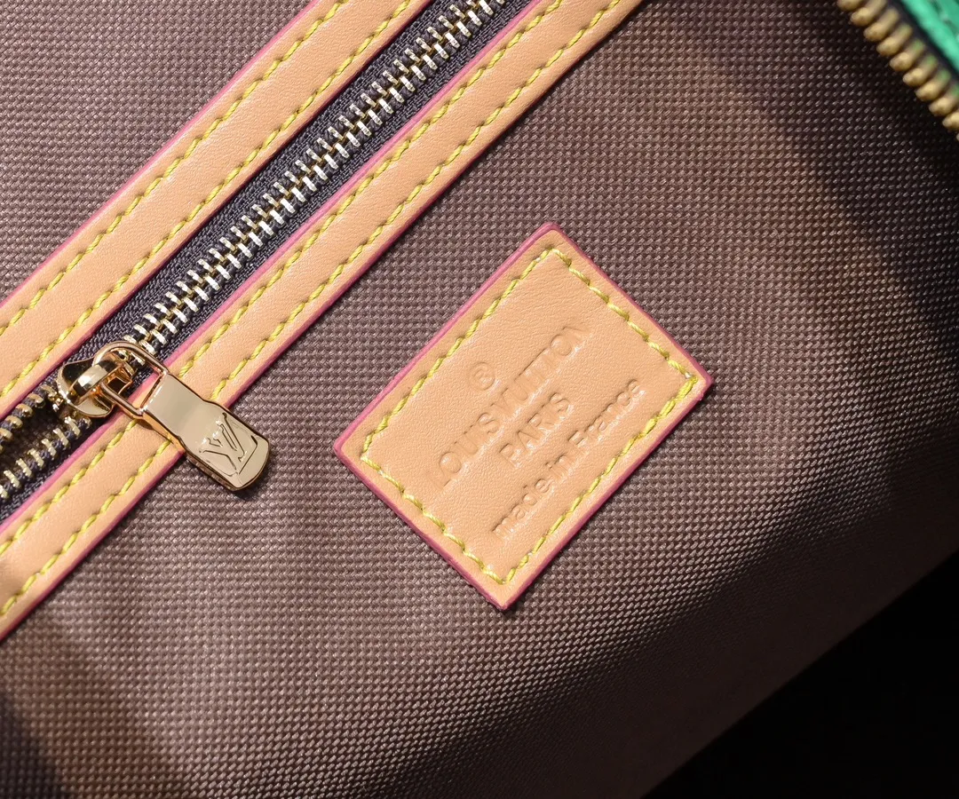 Batch 440💰🔥M40667 M41416 This Keepall Bandoulière 50 travel bag is made of Damier Golf coated canvas, showing freshness and vitality with the bright tones of the golf course. Cow leather shapes the side straps and top handle, the latter embellished with Louis Vuitton floral embellishments, and the removable and adjustable leather shoulder strap allows for comfortable shoulder wear. Size: 50x29x23cm