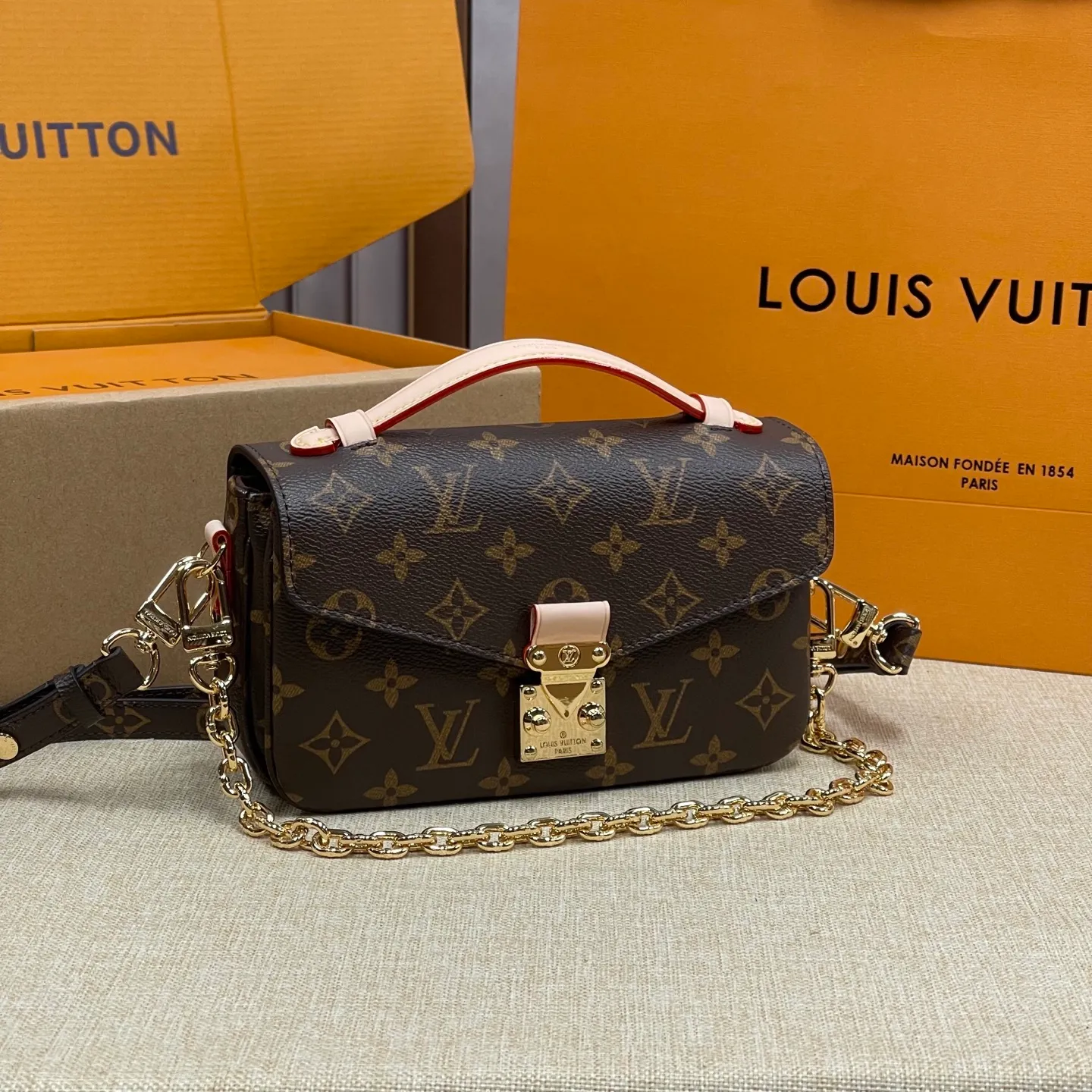 [Upgraded version] P520💰Upgraded version of LV Postman Small Chain Bag🌷Comes with complete packaging M46279 Hot new postman style just released (Postman is a classic LV model, it is really popular with everyone. It has the feeling of a Korean drama heroine on the back in winter, but the large size is really not very friendly to small girls, so the mini version is here!!! Size: 21.5*13.5*6cm size