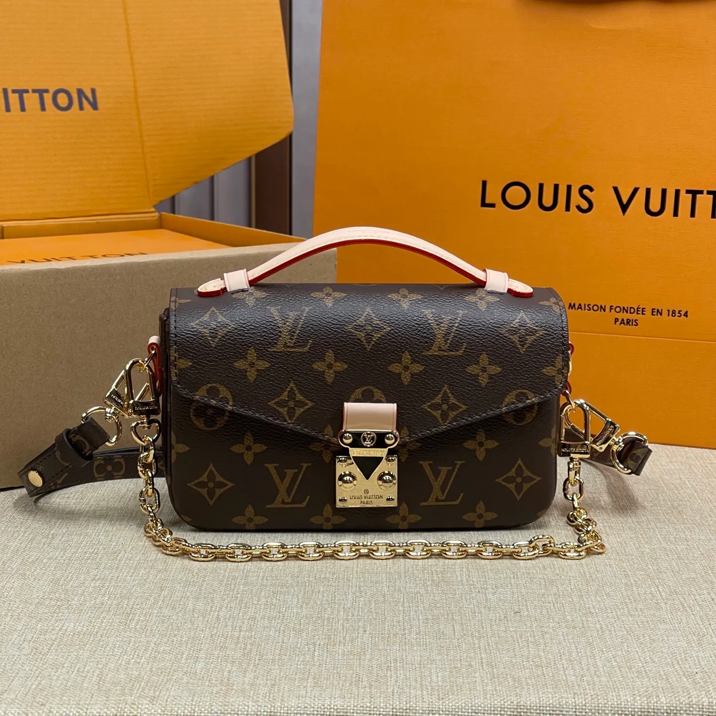 [Upgraded version] P520💰Upgraded version of LV Postman Small Chain Bag🌷Comes with complete packaging M46279 Hot new postman style just released (Postman is a classic LV model, it is really popular with everyone. It has the feeling of a Korean drama heroine on the back in winter, but the large size is really not very friendly to small girls, so the mini version is here!!! Size: 21.5*13.5*6cm size