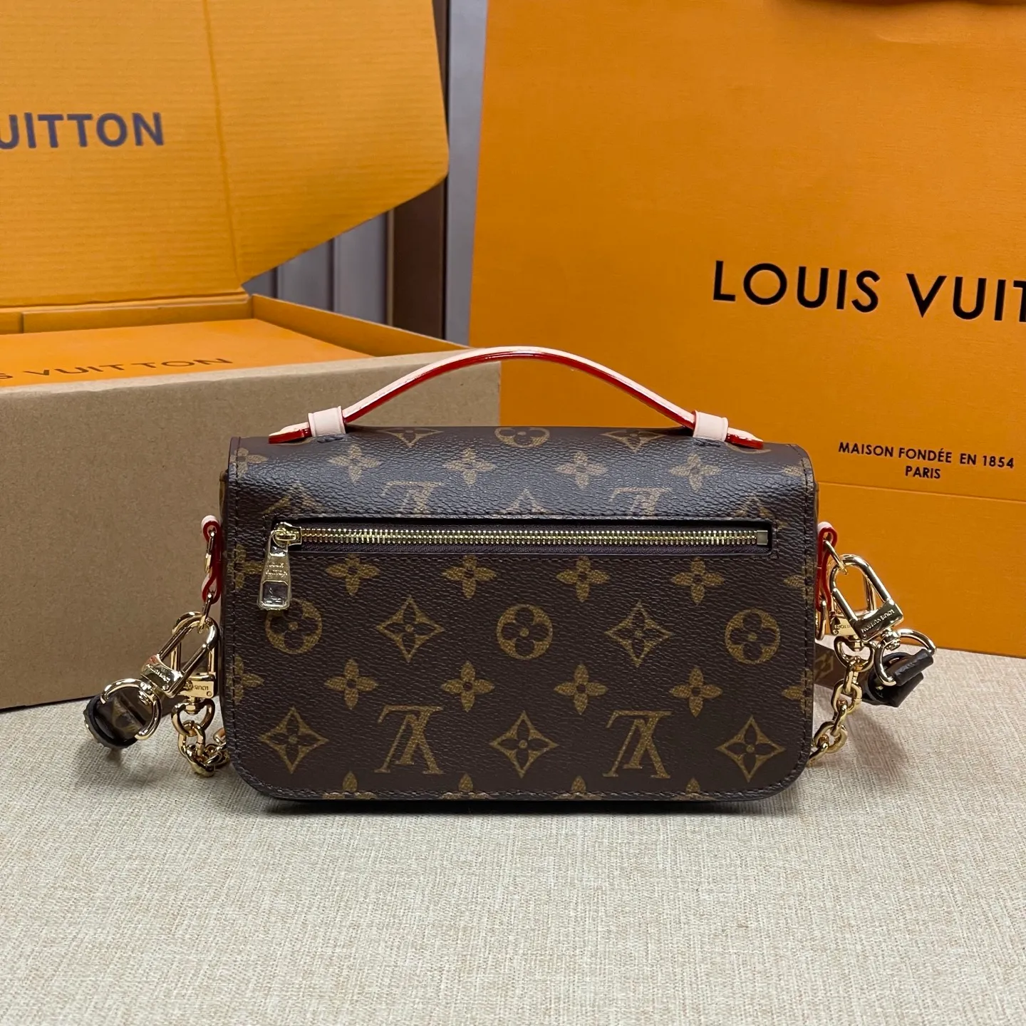 [Upgraded version] P520💰Upgraded version of LV Postman Small Chain Bag🌷Comes with complete packaging M46279 Hot new postman style just released (Postman is a classic LV model, it is really popular with everyone. It has the feeling of a Korean drama heroine on the back in winter, but the large size is really not very friendly to small girls, so the mini version is here!!! Size: 21.5*13.5*6cm size