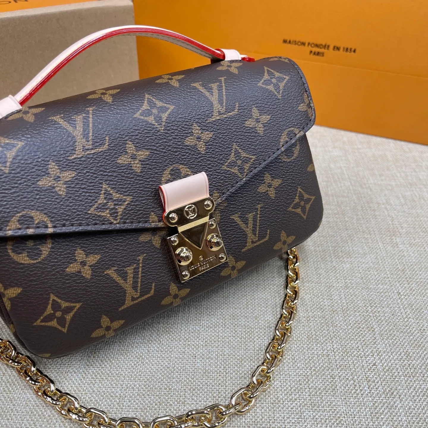 [Upgraded version] P520💰Upgraded version of LV Postman Small Chain Bag🌷Comes with complete packaging M46279 Hot new postman style just released (Postman is a classic LV model, it is really popular with everyone. It has the feeling of a Korean drama heroine on the back in winter, but the large size is really not very friendly to small girls, so the mini version is here!!! Size: 21.5*13.5*6cm size