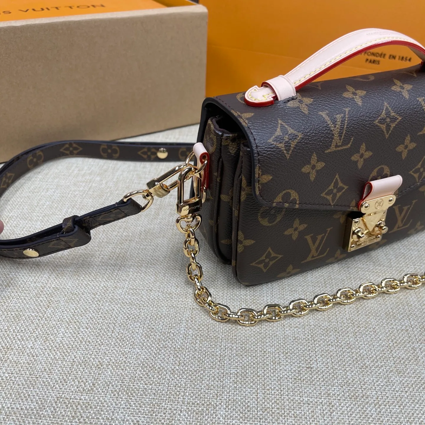 [Upgraded version] P520💰Upgraded version of LV Postman Small Chain Bag🌷Comes with complete packaging M46279 Hot new postman style just released (Postman is a classic LV model, it is really popular with everyone. It has the feeling of a Korean drama heroine on the back in winter, but the large size is really not very friendly to small girls, so the mini version is here!!! Size: 21.5*13.5*6cm size
