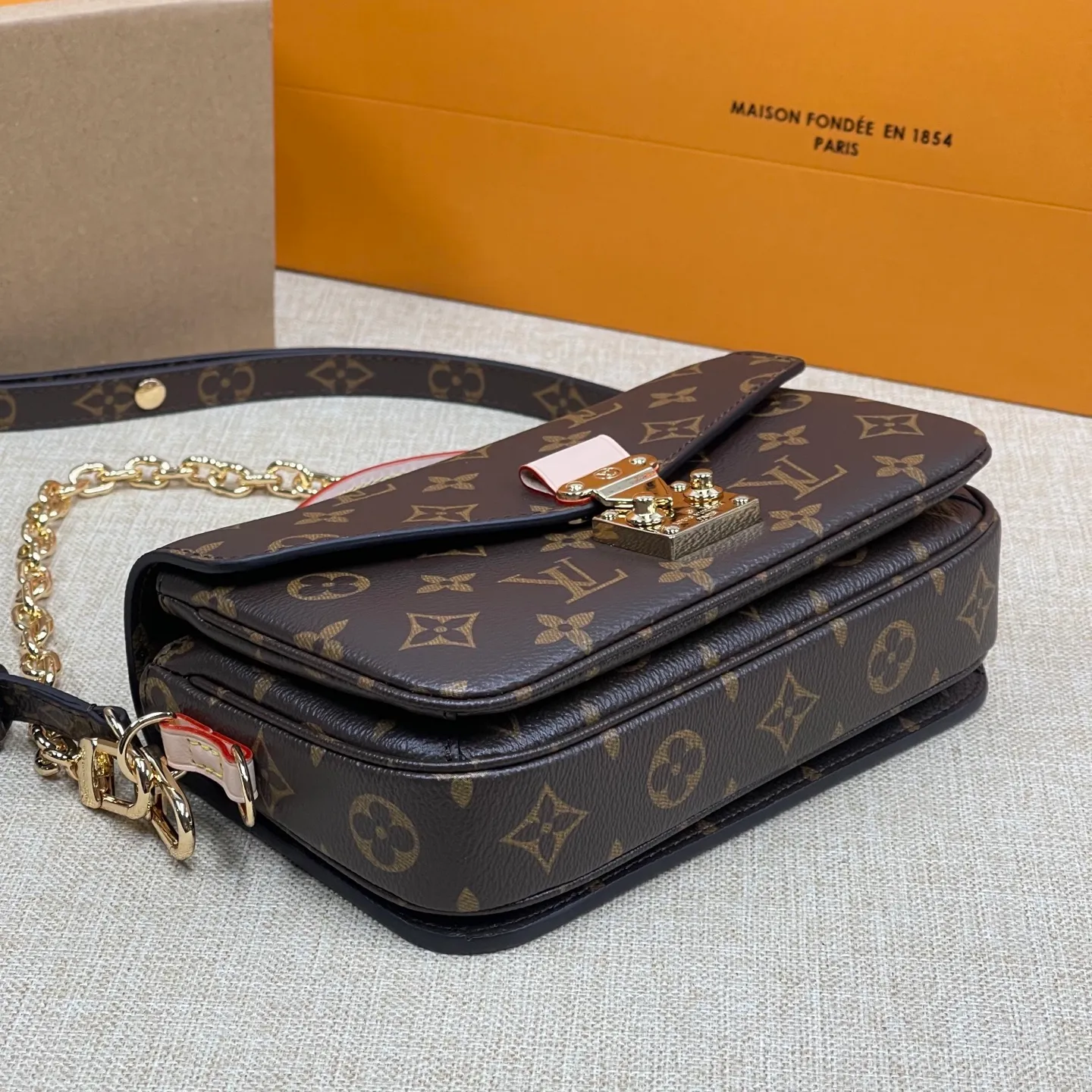 [Upgraded version] P520💰Upgraded version of LV Postman Small Chain Bag🌷Comes with complete packaging M46279 Hot new postman style just released (Postman is a classic LV model, it is really popular with everyone. It has the feeling of a Korean drama heroine on the back in winter, but the large size is really not very friendly to small girls, so the mini version is here!!! Size: 21.5*13.5*6cm size