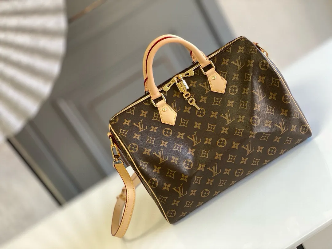 💰840 (size 35) Top original M41111 SPEEDY 35 handbag (with shoulder strap) Made of iconic Monogram canvas and with multiple carrying methods, the Speedy 35 handbag combines modern fashion with classic style, exuding a sense of endless luxury. Detailed features 35 x 23 x 18 cm (Length x Height x Width) Shiny gold-tone hardware and padlock Lockable double zipper closure Internal pocket D-ring for keys and accessories Soft fabric lining Shoulder strap: removable, adjustable Strap half-length: 47.0 cm Strap half-length adjustable to: 53.5 cm Handle: Double handle