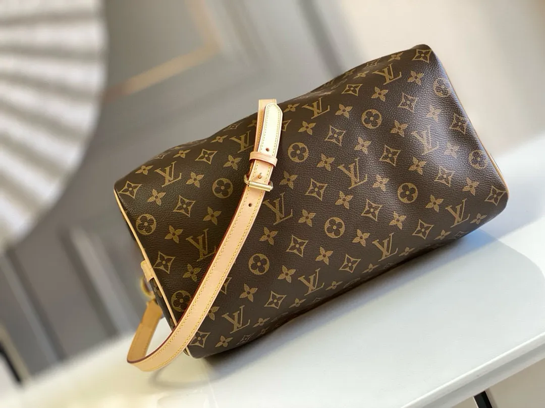 💰840 (size 35) Top original M41111 SPEEDY 35 handbag (with shoulder strap) Made of iconic Monogram canvas and with multiple carrying methods, the Speedy 35 handbag combines modern fashion with classic style, exuding a sense of endless luxury. Detailed features 35 x 23 x 18 cm (Length x Height x Width) Shiny gold-tone hardware and padlock Lockable double zipper closure Internal pocket D-ring for keys and accessories Soft fabric lining Shoulder strap: removable, adjustable Strap half-length: 47.0 cm Strap half-length adjustable to: 53.5 cm Handle: Double handle