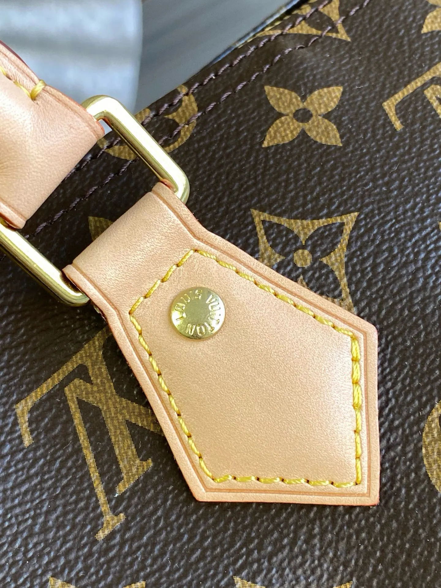 💰840 (size 35) Top original M41111 SPEEDY 35 handbag (with shoulder strap) Made of iconic Monogram canvas and with multiple carrying methods, the Speedy 35 handbag combines modern fashion with classic style, exuding a sense of endless luxury. Detailed features 35 x 23 x 18 cm (Length x Height x Width) Shiny gold-tone hardware and padlock Lockable double zipper closure Internal pocket D-ring for keys and accessories Soft fabric lining Shoulder strap: removable, adjustable Strap half-length: 47.0 cm Strap half-length adjustable to: 53.5 cm Handle: Double handle