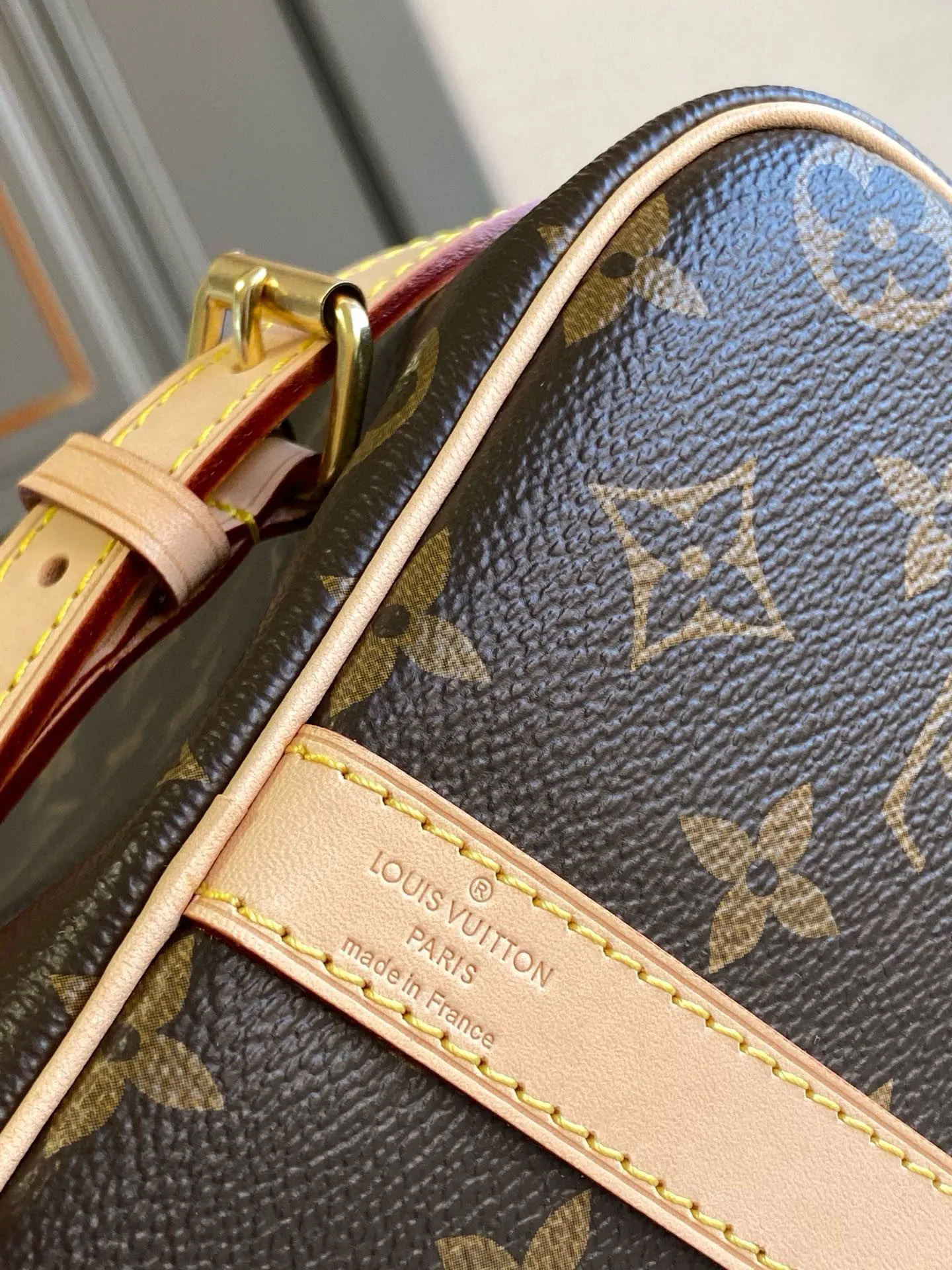 💰840 (size 35) Top original M41111 SPEEDY 35 handbag (with shoulder strap) Made of iconic Monogram canvas and with multiple carrying methods, the Speedy 35 handbag combines modern fashion with classic style, exuding a sense of endless luxury. Detailed features 35 x 23 x 18 cm (Length x Height x Width) Shiny gold-tone hardware and padlock Lockable double zipper closure Internal pocket D-ring for keys and accessories Soft fabric lining Shoulder strap: removable, adjustable Strap half-length: 47.0 cm Strap half-length adjustable to: 53.5 cm Handle: Double handle