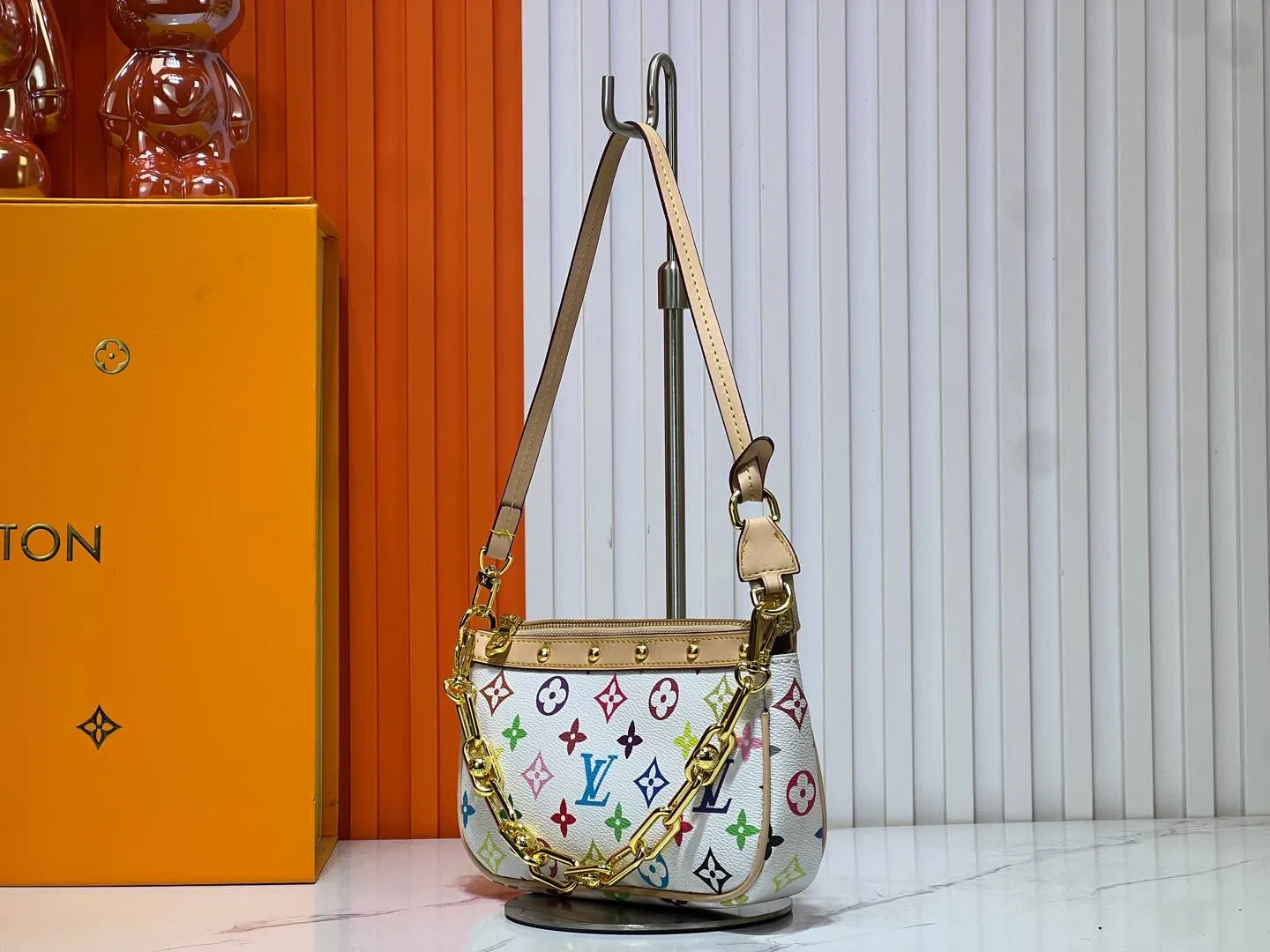 Batch 220💰M13404 Black color White color This Pochette Accessoires handbag is made of coated canvas, with colorful Monogram patterns to interpret the smart style of the Louis Vuitton × Murakami cross-border collaboration series. Calf leather trim and dazzling hardware add to the sophisticated details, while the detachable shoulder strap and chain provide flexible carry. Size: 22x13x4cm