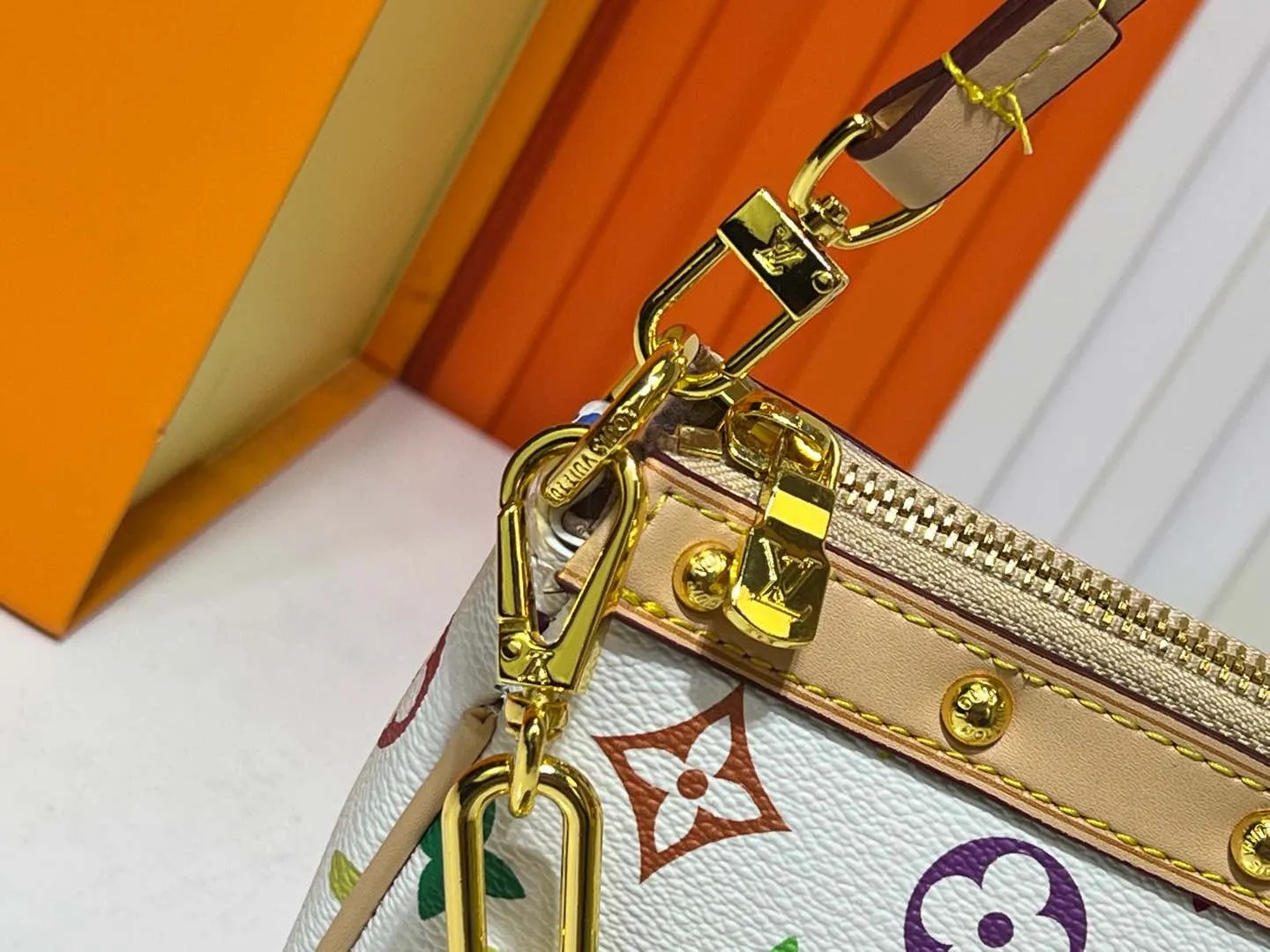 Batch 220💰M13404 Black color White color This Pochette Accessoires handbag is made of coated canvas, with colorful Monogram patterns to interpret the smart style of the Louis Vuitton × Murakami cross-border collaboration series. Calf leather trim and dazzling hardware add to the sophisticated details, while the detachable shoulder strap and chain provide flexible carry. Size: 22x13x4cm