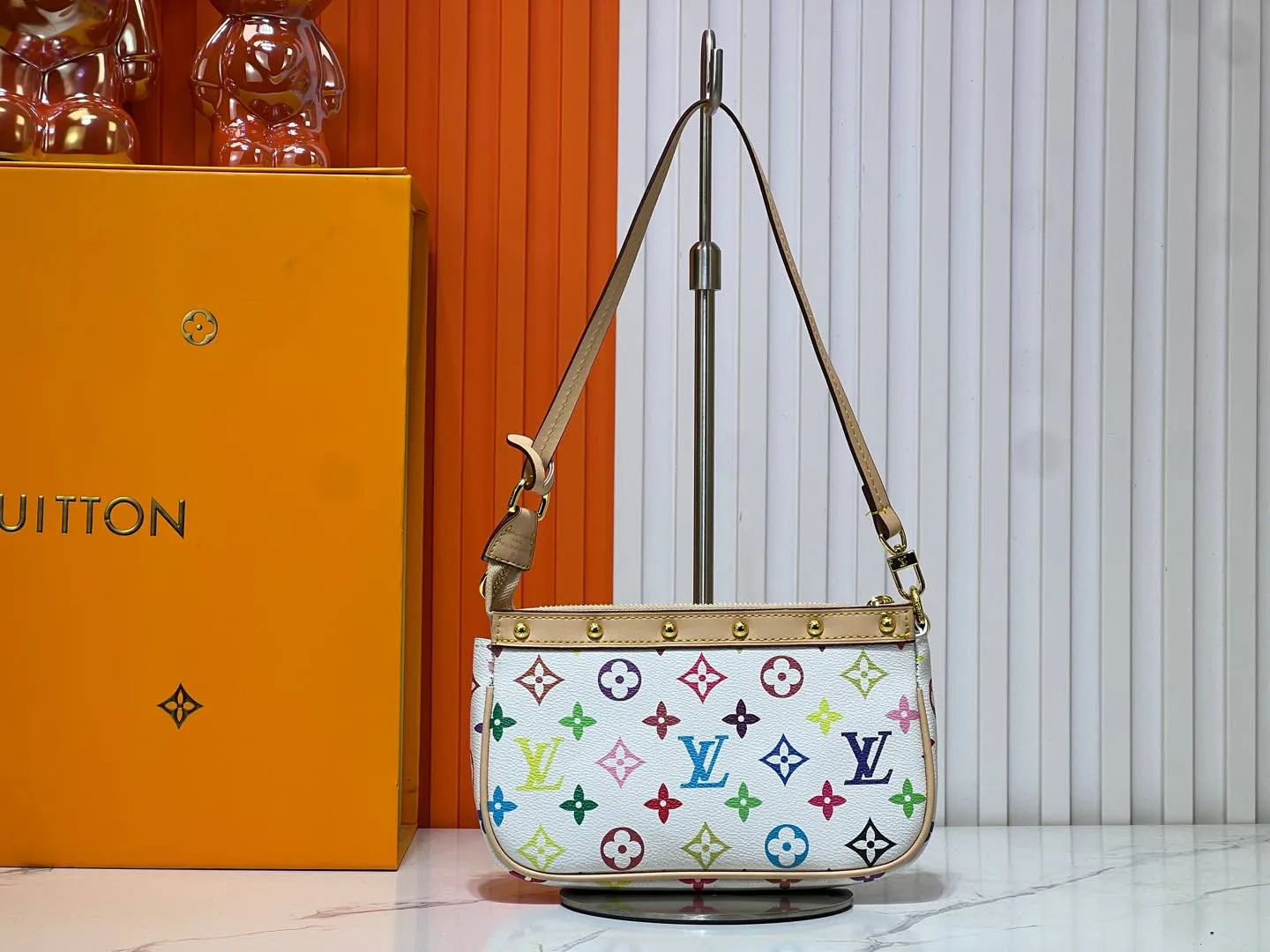 Batch 220💰M13404 Black color White color This Pochette Accessoires handbag is made of coated canvas, with colorful Monogram patterns to interpret the smart style of the Louis Vuitton × Murakami cross-border collaboration series. Calf leather trim and dazzling hardware add to the sophisticated details, while the detachable shoulder strap and chain provide flexible carry. Size: 22x13x4cm