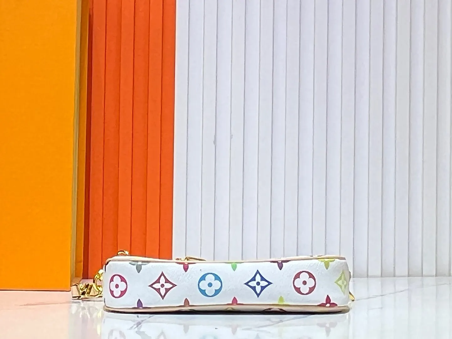 Batch 220💰M13404 Black color White color This Pochette Accessoires handbag is made of coated canvas, with colorful Monogram patterns to interpret the smart style of the Louis Vuitton × Murakami cross-border collaboration series. Calf leather trim and dazzling hardware add to the sophisticated details, while the detachable shoulder strap and chain provide flexible carry. Size: 22x13x4cm
