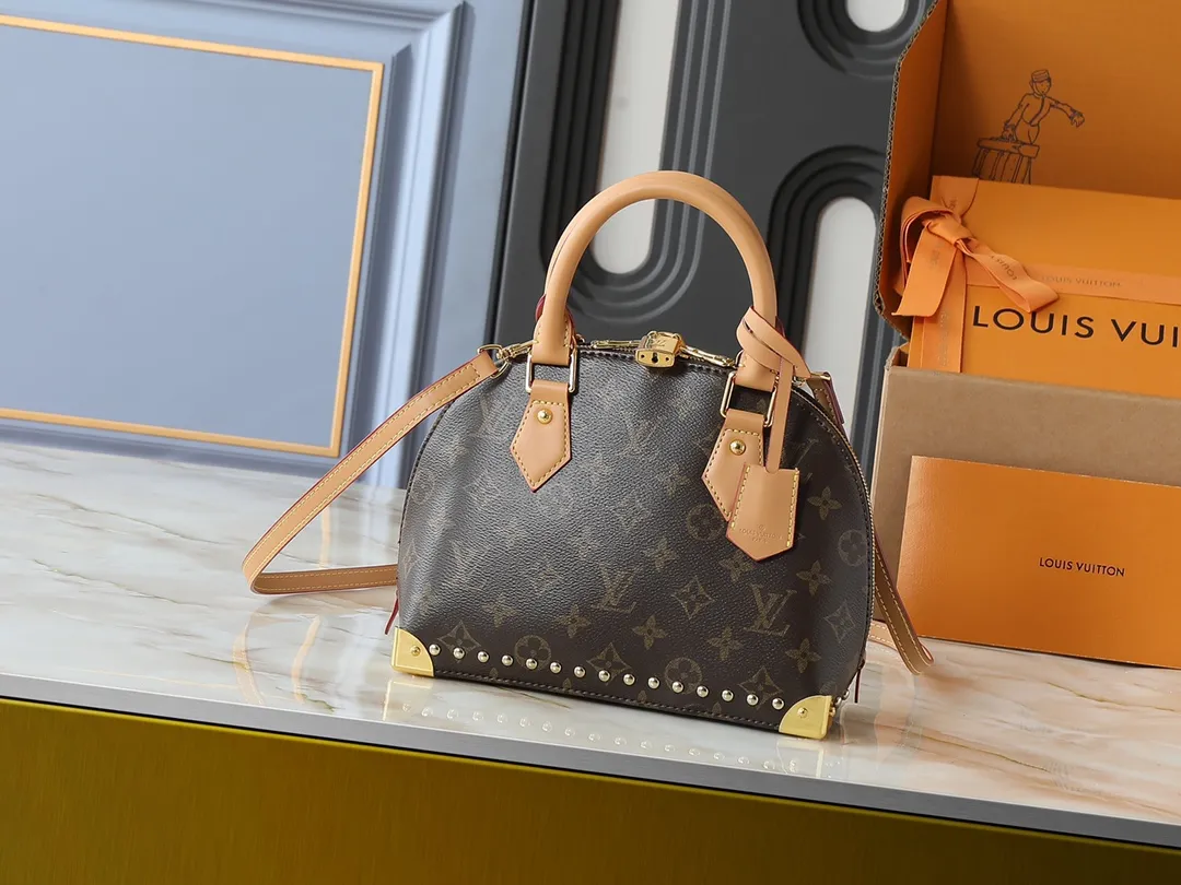 💰300💰Upgraded from the original M53151 M53152 N41221 Presbyopic black leather This is one of Louis Vuitton's iconic handbags with the crispest design structure. Its prototype is a piece designed by Gaston Vuitton and named after the Alma Bridge, which connects two adjacent fashionable districts in Paris. Signature Monogram canvas gives it a classic feel. Dimensions: 25 x 19 x 12 (length x height x width)