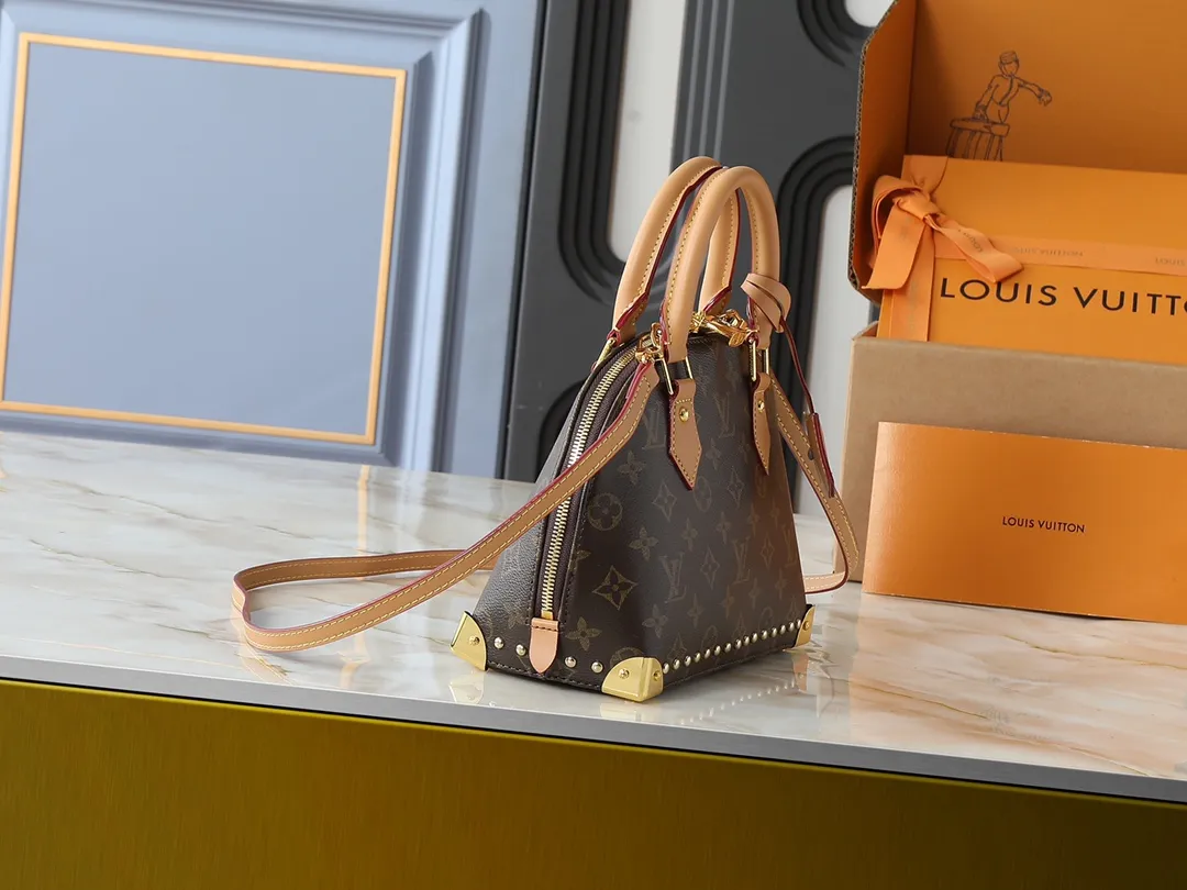 💰300💰Upgraded from the original M53151 M53152 N41221 Presbyopic black leather This is one of Louis Vuitton's iconic handbags with the crispest design structure. Its prototype is a piece designed by Gaston Vuitton and named after the Alma Bridge, which connects two adjacent fashionable districts in Paris. Signature Monogram canvas gives it a classic feel. Dimensions: 25 x 19 x 12 (length x height x width)