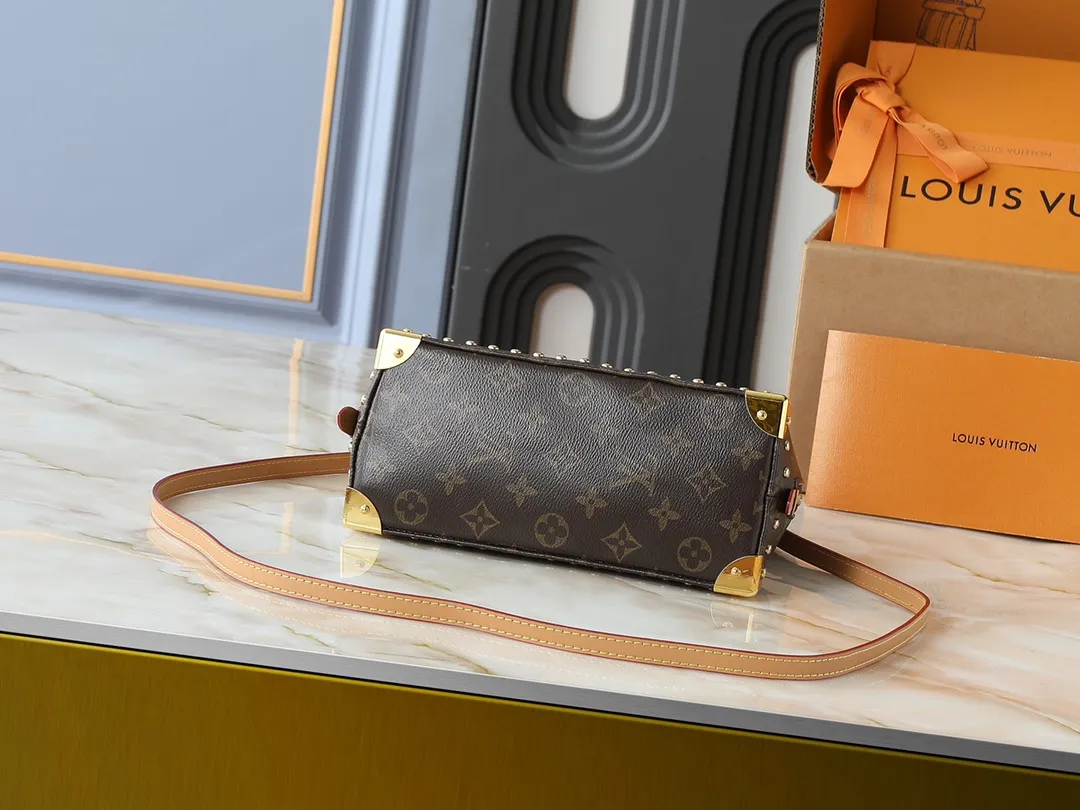 💰300💰Upgraded from the original M53151 M53152 N41221 Presbyopic black leather This is one of Louis Vuitton's iconic handbags with the crispest design structure. Its prototype is a piece designed by Gaston Vuitton and named after the Alma Bridge, which connects two adjacent fashionable districts in Paris. Signature Monogram canvas gives it a classic feel. Dimensions: 25 x 19 x 12 (length x height x width)