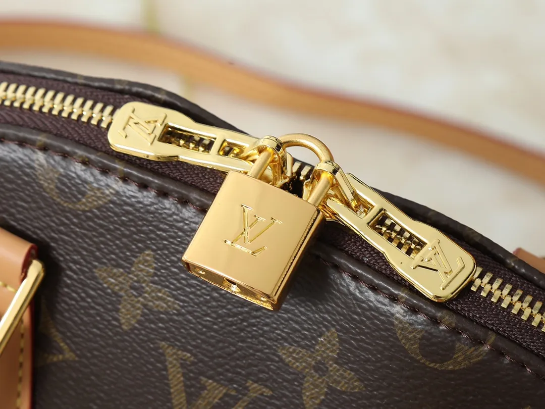 💰300💰Upgraded from the original M53151 M53152 N41221 Presbyopic black leather This is one of Louis Vuitton's iconic handbags with the crispest design structure. Its prototype is a piece designed by Gaston Vuitton and named after the Alma Bridge, which connects two adjacent fashionable districts in Paris. Signature Monogram canvas gives it a classic feel. Dimensions: 25 x 19 x 12 (length x height x width)
