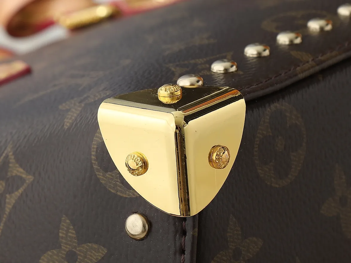 💰300💰Upgraded from the original M53151 M53152 N41221 Presbyopic black leather This is one of Louis Vuitton's iconic handbags with the crispest design structure. Its prototype is a piece designed by Gaston Vuitton and named after the Alma Bridge, which connects two adjacent fashionable districts in Paris. Signature Monogram canvas gives it a classic feel. Dimensions: 25 x 19 x 12 (length x height x width)